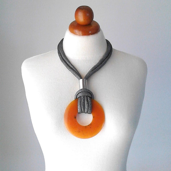 Collier épais Grand collier avec pendentif grand collier avec pendentif orange Collier tendance orange Pendentif tendance Collier cercle mode femme
