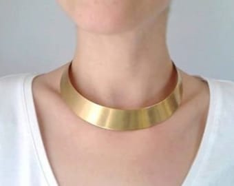 Girocollo in ottone dorato, girocollo tribale, girocollo etnico, girocollo africano, collana con colletto bavaglino, girocollo con polsino girocollo, grande, largo, spesso, metallico