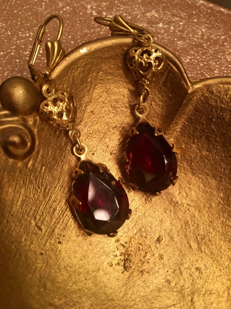 Beautiful Elegant Red Glass Crystal Teardrop Earrings Hung By A Shell Style Pierced Ear Clip And Added Filigree Heart Earrings