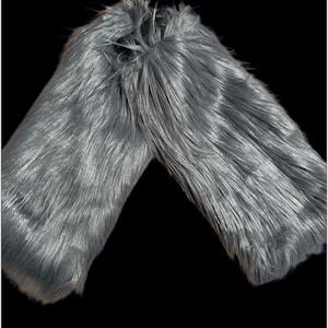 Puede incluir: Un par de calentadores de brazo de piel sintética gris. Los calentadores de brazo están hechos de un material suave y esponjoso, perfecto para mantener las manos calientes en invierno.