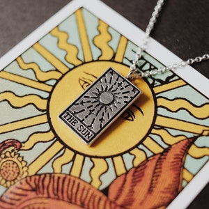 Collier carte de tarot gravé soleil, breloque pendentif collier mystique chiromancie carte de tarot