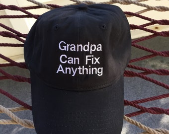 Opa kan repareren alles - zwarte hoed met witte Letters
