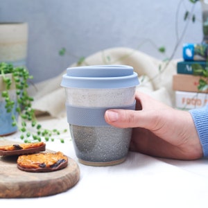 Taza de viaje de cerámica hecha a mano con esmalte Misty Morning y banda