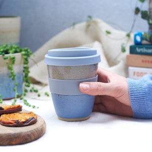 Taza de viaje de cerámica hecha a mano en esmalte Sea Dawn con banda