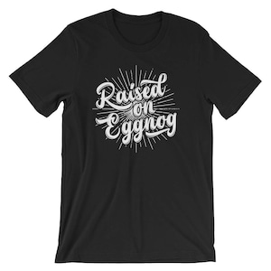 Criado en Eggnog camiseta divertida / Navidad vacaciones beber amante camiseta / feliz fiesta de Navidad celebración traje idea / camisa unisex de manga corta