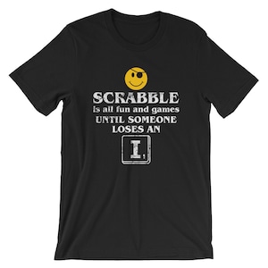 Scrabble es todo diversión y juegos hasta que alguien pierde una camisa unisex genial . Pirata Emoji divertido crossword jugador de la camiseta de la camiseta de la camiseta del juego de crucigramas del pirata de la camiseta de la camiseta del juego de crucigramas Mejor recuerdo