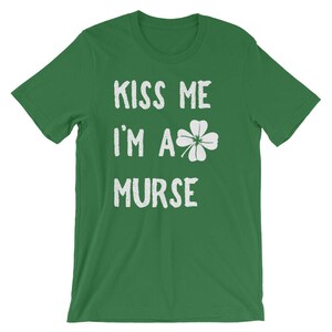 Kiss Me Io sono un Murse con giorno Cool t-shirt Unisex Shamrock San Patrizio | Maglia celebrativa di lavoro divertente occupazione portafortuna vacanza culturale