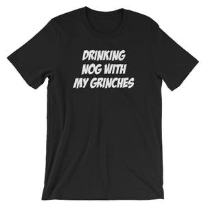 Beber Nog con mi camisa Grinches / Funny Eggnog Holiday Christmas T-Shirt / Xmas Party Eggnog Lover Gift Short-Sleeve Unisex Tee