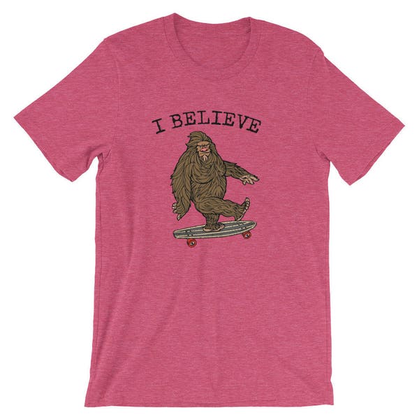 Sasquatch je crois American folklore T-Shirt unisexe | Bigfoot skateboard Tee drôle | Meilleur vendeur cadeau chemise à manches courtes