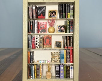 Miniatur Bücherregal mit personalisierten Verzierungen - 40 Bücher Individuelles kleines Regal - KOSTENLOSER VERSAND / Perfektes Geschenk für Leseratten