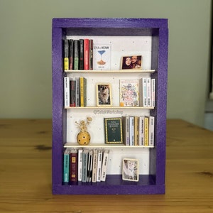 Étagère miniature personnalisée avec embellissements personnalisés LIVRAISON GRATUITE / Cadeau parfait pour les rats de bibliothèque Purple