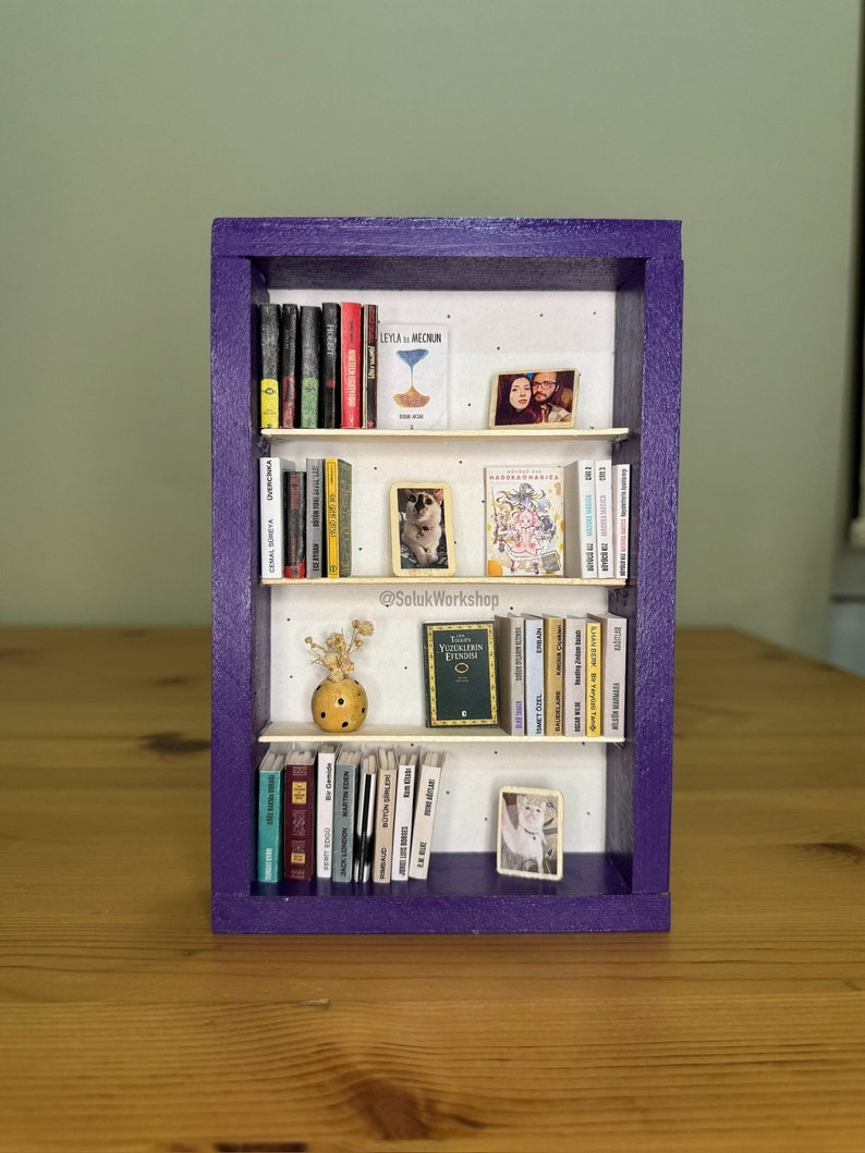 Étagère miniature personnalisée avec embellissements personnalisés LIVRAISON GRATUITE / Cadeau parfait pour les rats de bibliothèque Purple