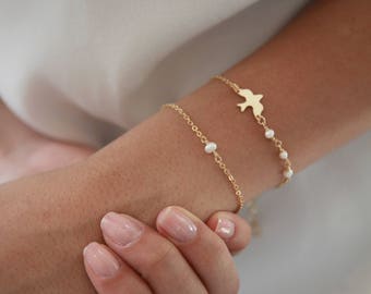 Bird Bracelet • Dove • Pearl Bracelet • Gold Bracelet • Gifts for Mom • Baptism Gift • Pearl Jewelry • Wife Gift • Teacher Gifts for Mom