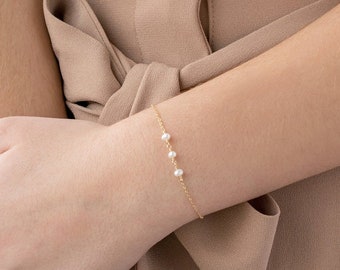 Pearl Bracelet • Bridesmaid Bracelet • Pearl Jewelry • Bridesmaids Gift • Layering Bracelet • Gift for Her • Gold Bracelet • Sister Gift