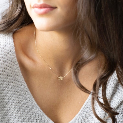 Collier lotus • Colliers pour femme • Cadeau d'encouragement • Cadeau de remise des diplômes • Cadeaux pour elle • Collier Bouddha • Cadeaux de Noël • Cadeau pour maman