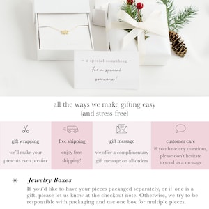 Może przedstawiać: Białe pudełka prezentowe z złotym naszyjnikiem w środku. Pudełka są związane białą wstążką i ozdobione gałązką czerwonych jag&oacute;d. Tekst na kartce głosi: &bdquo;coś specjalnego dla kogoś wyjątkowego!" Tekst pod pudełkami głosi: &bdquo;wszystkie sposoby, aby obdarowywanie było łatwe (i bezstresowe)". Są cztery ikony reprezentujące pakowanie prezent&oacute;w, bezpłatną wysyłkę, wiadomość z prezentem i obsługę klienta.