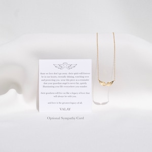 Pu&ograve; includere: Collana con ali d'angelo dorate e un biglietto di condoglianze che recita: "Quelli che amiamo non se ne vanno, il loro spirito sar&agrave; per sempre nei nostri cuori, brillando eternamente, vegliando su di noi e proteggendoci, indossa questo pezzo come un promemoria che il tuo angelo custode non &egrave; mai lontano, illuminando silenziosamente la tua vita ovunque tu vada. La loro bont&agrave; vivr&agrave; come un'eredit&agrave; d'amore che sar&agrave; sempre con te. E l'amore &egrave; la pi&ugrave; grande eredit&agrave; di tutti. VALAY Biglietto di condoglianze opzionale"