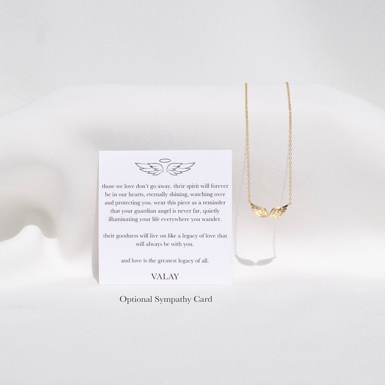 Pu&ograve; includere: Collana con ali d'angelo dorate e un biglietto di condoglianze che recita: "Quelli che amiamo non se ne vanno, il loro spirito sar&agrave; per sempre nei nostri cuori, brillando eternamente, vegliando su di noi e proteggendoci, indossa questo pezzo come un promemoria che il tuo angelo custode non &egrave; mai lontano, illuminando silenziosamente la tua vita ovunque tu vada. La loro bont&agrave; vivr&agrave; come un'eredit&agrave; d'amore che sar&agrave; sempre con te. E l'amore &egrave; la pi&ugrave; grande eredit&agrave; di tutti. VALAY Biglietto di condoglianze opzionale"