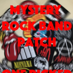 Puede incluir: Una colección de parches de bandas de rock coloridos, que incluyen un logotipo de la lengua de los Rolling Stones, una cara sonriente de Nirvana y un logotipo de Slayer. Los parches están dispuestos en una pila y el texto "MYSTERY ROCK BAND PATCH ONE PICKED AT RANDOM" está escrito en letras rojas en la parte superior.