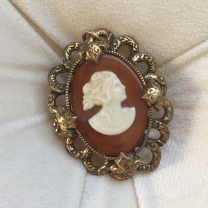 Cameo Pendant Pin Brooch, Ornate Design, Vintage Gold Metal Detail, Cameo Victorian Style, Vintage Fashion Pin, Brooch for Every Day Use