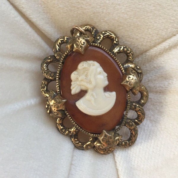 Cameo Pendant Pin Brooch, Ornate Design, Vintage Gold Metal Detail, Cameo Victorian Style, Vintage Fashion Pin, Brooch for Every Day Use