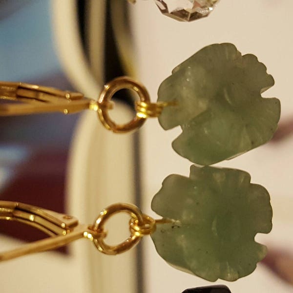 Boucles d 'oreilles "fleur de JADE" Vert montées sur briure de laiton doré à l' or fin.Hypoallergénique.Frais de port Offerts