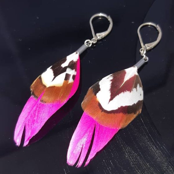 Boucles d'oreilles PLUME fuschia noir et blanche