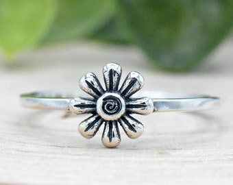 Simple Solitaire Flower Ring, 925 Sterling Silver Oxidized Flower Ring, Womens Flower Ring, Flower Engagement Ring, Promise Ring for Her