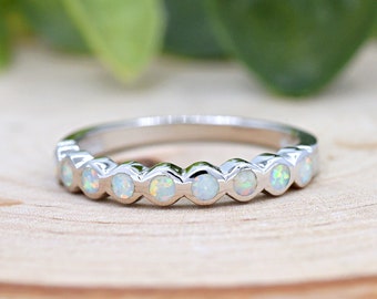 Anillo de media eternidad con incrustaciones de ópalo de burbuja redonda de plata esterlina maciza 925 / Anillo de ópalo apilable / Anillo de ópalo de plata para mujer / Anillo de ópalo para el pulgar