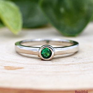 Sterling Silver Children&#39;s Girl&#39;s Emerald Green Color Round CZ Bezel Set Solitaire Ring, May Birthstone CZ Colorful Ring, Fashion Ring