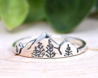 Anillo de montaña con pino grabado. Anillo inspirado en la naturaleza, con montañas de alta y baja cordillera y árboles grabados. Plata de ley 925 maciza.