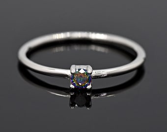 Anillo minimalista sencillo de plata de ley 925 maciza, de 3 mm, con circonitas cúbicas redondas de color arcoíris para niñas y mujeres.