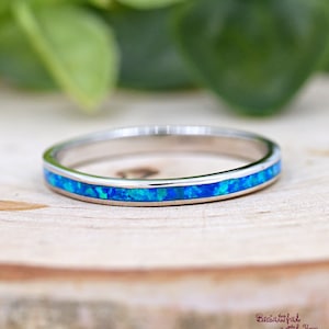 Bague d'éternité fine opale bleue Bracelet empilable en argent sterling 925 avec opale créée éternité de 2 mm Bague de pouce en opale Bague opale minimaliste image 1