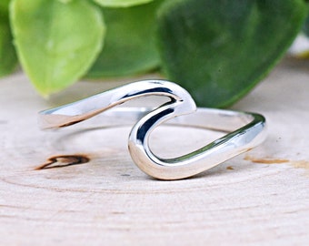 Anillo de plata de ley con diseño de ola, ideal para la playa. Anillo de ola para mujer, estilo náutico para surfistas y amantes del océano. Anillo de olas sencillo y liso de plata.