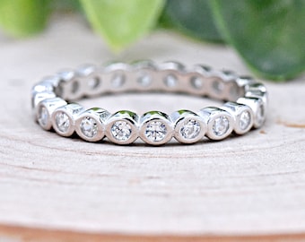 Anillo de compromiso apilable tipo eternidad, de plata de ley 925 maciza con acabado pulido brillante y circonitas cúbicas redondas de 3 mm engastadas en bisel.