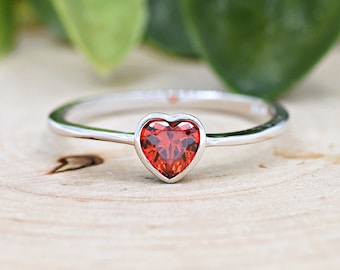 Anillo de plata de ley para niñas con engaste de bisel de circonita cúbica en forma de corazón de color granate rojo, piedra natal de enero, anillo colorido de circonita cúbica, anillo de moda infantil.