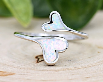 Anillo minimalista de plata de ley 925 maciza con incrustaciones de ópalo y corazón abierto ajustable para el pulgar. Anillo envolvente de corazón de ópalo blanco creado. Anillo para el pulgar.