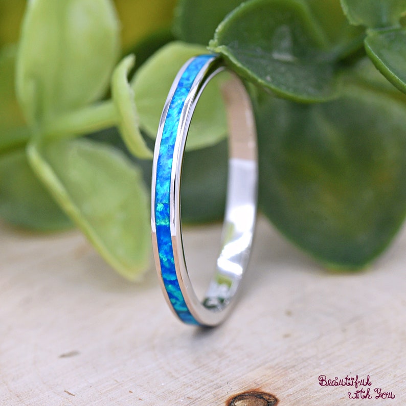 Bague d'éternité fine opale bleue Bracelet empilable en argent sterling 925 avec opale créée éternité de 2 mm Bague de pouce en opale Bague opale minimaliste image 3