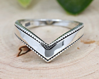 Anillo Chevron en forma de V, grueso y pulido, con bola de cuentas alrededor. Anillo minimalista, delicado y apilable en plata de ley 925 maciza. Anillo para el pulgar.