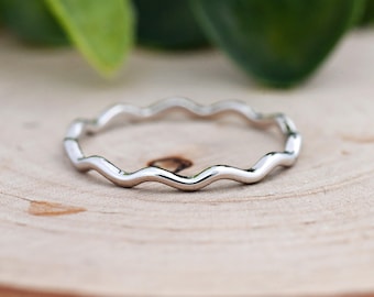 Anillo minimalista de plata de ley con banda fina ondulada, anillo de compromiso sencillo midi apilable, anillo de plata para el pulgar, anillo sencillo y liso.
