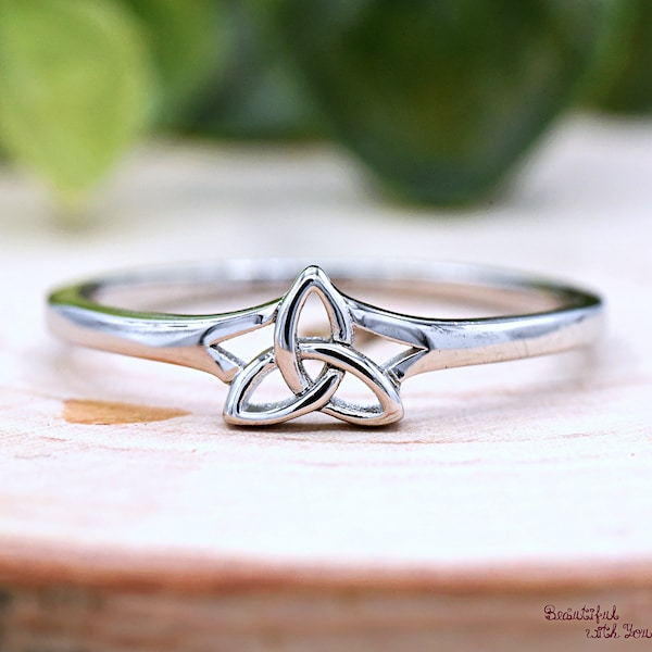 Celtic Triquetra Knot Ring Silver, Trinity Knot Promise Ring, Solid 925 Sterling Silver Triangular Knot Engagement Ring, Womens Celtic Ring