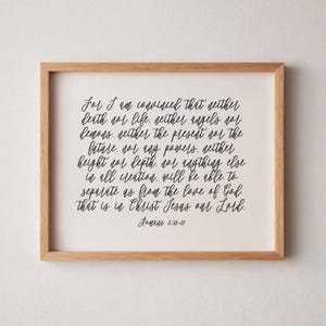 Puede incluir: Impresión tipográfica en blanco y negro con una cita de Romanos 8:38-39, "Porque estoy seguro de que ni la muerte ni la vida, ni ángeles ni demonios, ni lo presente ni lo futuro, ni potestades, ni lo alto ni lo profundo, ni ninguna otra cosa creada nos podrá separar del amor de Dios que es en Cristo Jesús Señor nuestro."