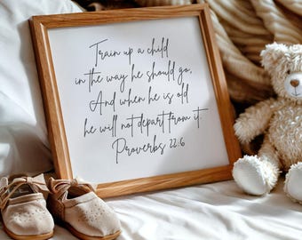 Puede incluir: Un letrero enmarcado en madera con fondo blanco y texto negro. El texto dice "Instruye al niño en su camino, y aun cuando fuere viejo no se apartará de él. Proverbios 22:6".