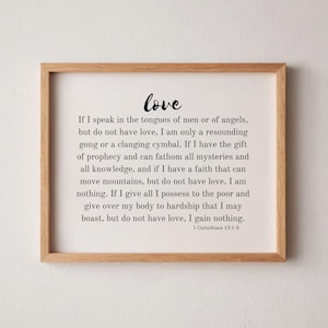 Puede incluir: Una impresión enmarcada con fondo blanco y texto negro. El texto es una cita sobre el amor de la Biblia, 1 Corintios 13:1-3. La cita dice: "Si hablo en lenguas humanas o angelicales, pero no tengo amor, no soy más que un metal que resuena o un platillo que hace ruido. Si tengo el don de profecía y puedo comprender todos los misterios y todo el conocimiento, y si tengo una fe que puede mover montañas, pero no tengo amor, no soy nada. Si doy todo lo que poseo a los pobres y entrego mi cuerpo al sufrimiento para poder jactarme, pero no tengo amor, no gano nada. 1 Corintios 13:1-3"
