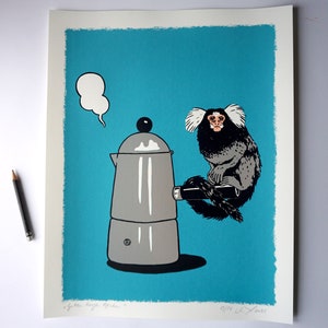 Op de afbeelding: Een turquoise blauwe achtergrond met een zilveren koffiekan en een zwart-witte aap die op de tuit zit. De aap heeft een roze gezicht en kijkt naar de kijker. Er is een witte spraakballon boven het hoofd van de aap.