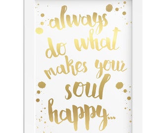 Puede incluir: Impresión dorada en lámina con la cita "always do what makes your soul happy..." sobre un fondo blanco con salpicaduras de pintura dorada.