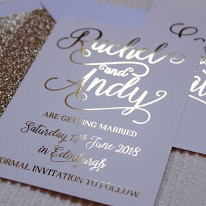 Luxe de feuille d’or sur soie blanche mariage enregistrer la date ou cartes de soirée avec des paillettes doublé enveloppes blanches