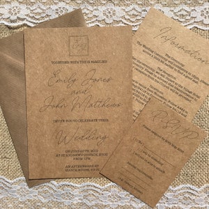 Élégant script texturé invitations de mariage kraft recyclées avec enveloppes