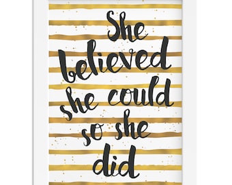 Puede incluir: Impresión enmarcada en blanco con rayas doradas y texto negro que dice "She believed she could so she did."