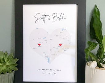 Puede incluir: Una impresión enmarcada con un mapa en forma de corazón de dos ubicaciones, con el texto "Scott & Bekki" y "And the rest is history... 05 | 04 | 20".